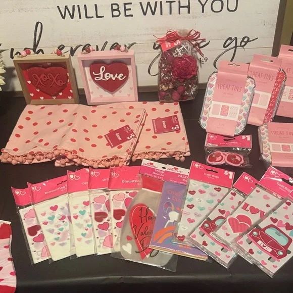 Valentine's Day Party Supplies Set - Picture 3 of 7
